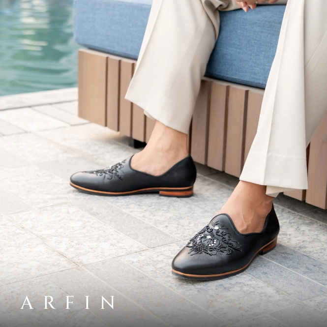 Z34 Artistic Zardosi Black Mojari Shape Image