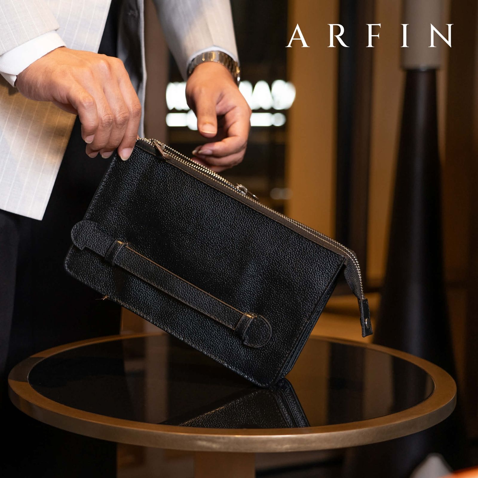 Double Chained Hand Clutch Black Image